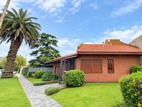 ALQUILER CASA AMOBLADA CON PATIO Y COCHERA