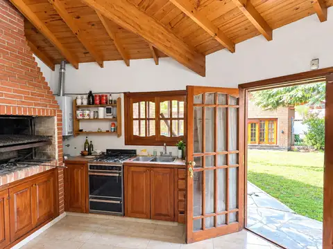 ALQUILER CASA AMOBLADA CON PATIO Y COCHERA