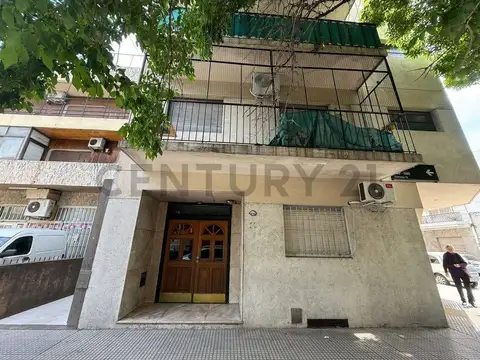 VENTA DEPARTAMENTO MONOAMBIENTE CON BAULERA FLORESTA 2 PISO POR ESCALERA A RECICLAR