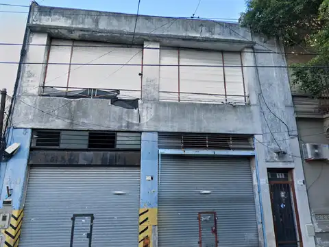 Depósito de dos plantas en flores, oficinas, entrada para camion, vestuario y baños