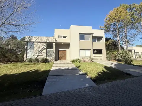 Hermosa Casa en Alquiler en Barrio Cerrado El Cardal I