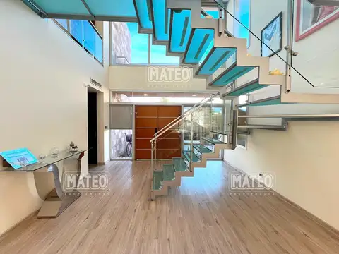 Casa en Venta con 3 cocheras