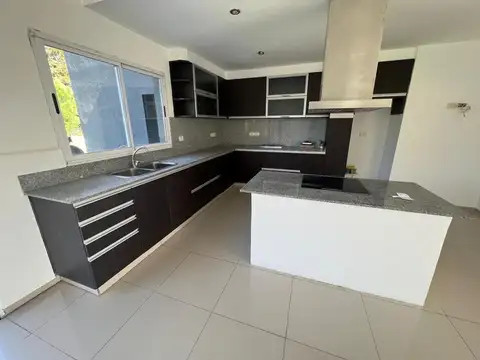 Casa 4 ambientes con 4 baños