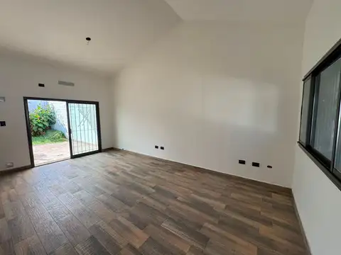Casa 8 ambientes con 2 baños