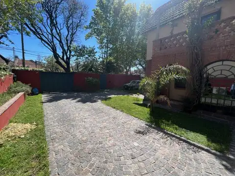 Casa en Venta con 3 cocheras