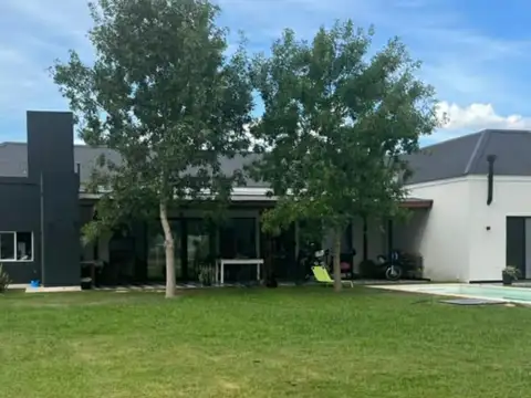 Casa en Venta en Lujan, USD 240.000