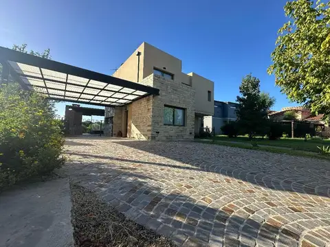 Casa en Venta con 2 cocheras