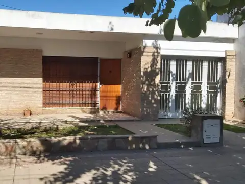 Venta Casa Centrica.Construccion Calidad.Amplia Servicios *