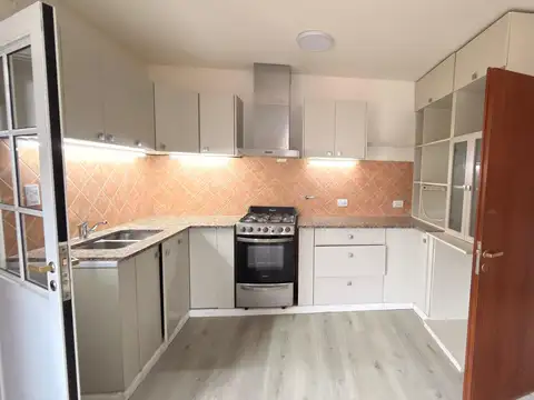 Casa 8 ambientes con 2 baños