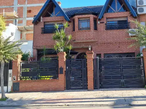 IMPONENTE CHALET BARRIO NAON MATADEROS- VENTA