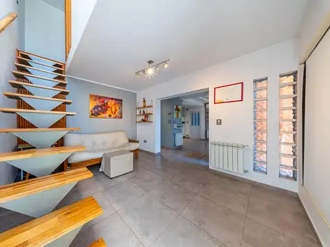 Venta casa de 2 plantas de 3 dormitorios con jardín, quincho y pileta, Pueblo Esther