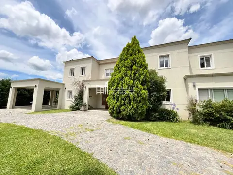 Casa 5 ambientes con 4 baños