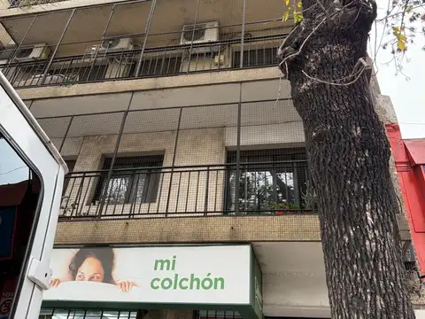 Departamento de 3 Ambientes Muy Amplio, Luminoso y en un Muy Buen Estado