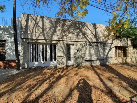 Casa 2 dormitorios con cochera - San Lorenzo y Bv. Avellaneda