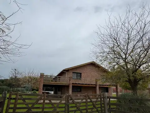 Casa 4 ambientes con 2 baños