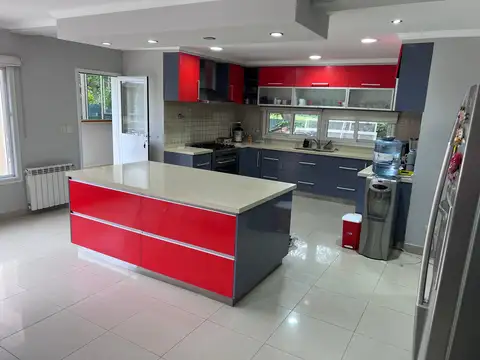 Casa en Alquiler con 2 cocheras
