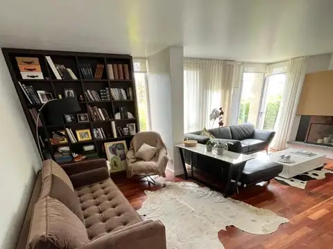 Casa en Venta con 3 cocheras