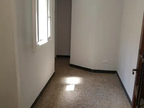 DEPARTAMENTO TIPO CASA, PRIMER PISO POR ESCALERA, 2 AMBIENTES CON TERRAZA