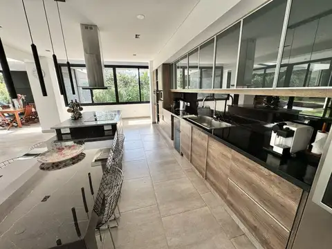 Casa 10 ambientes con 7 baños