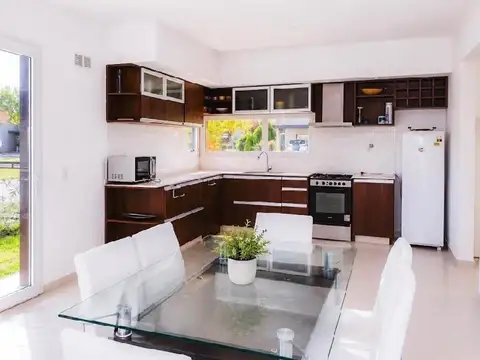 Casa 4 ambientes con 4 baños