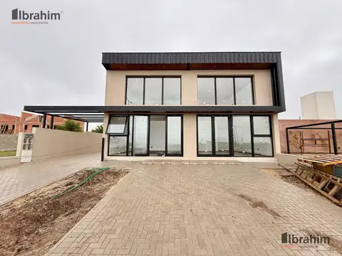 Galpón con oficinas  + 2 locales en venta en docta parque -
