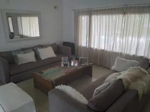 Casa 7 ambientes con 4 baños