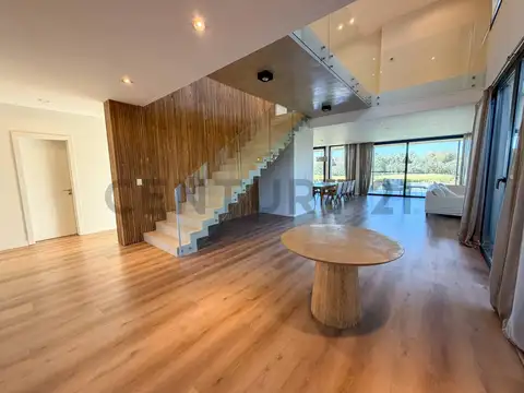 Casa en Alquiler con 4 cocheras