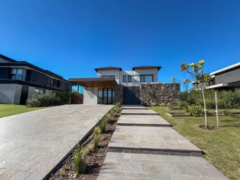 Casa 7 ambientes con 6 baños