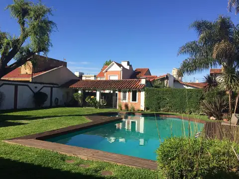 Casa en Alquiler de 6 ambientes, quincho, Pileta y cochera en Temperley
