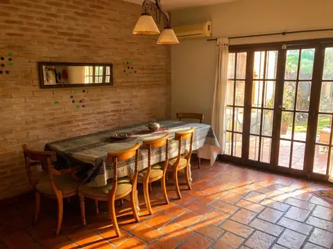 Casa 5 ambientes con 4 baños