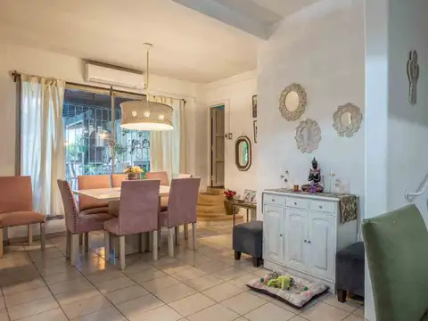 Casa 7 ambientes con 2 baños