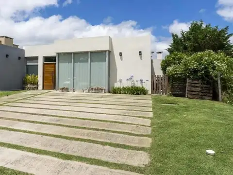 Av De Los Lagos