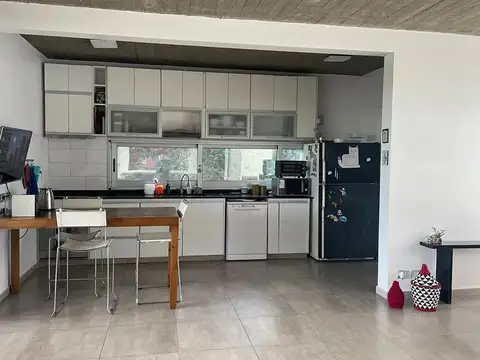 Casa en Alquiler con 4 cocheras