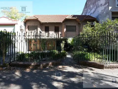 Casa en venta en Banfield Oeste, Lomas de Zamora - 5 ambientes con cochera