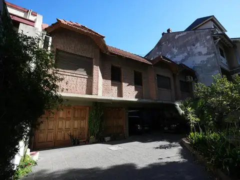 Casa en Banfield Oeste sobre lote de 740 m² con parque, pileta y 4 dormitorios