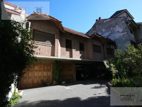 Casa en Banfield Oeste sobre lote de 740 m² con parque, pileta y 4 dormitorios