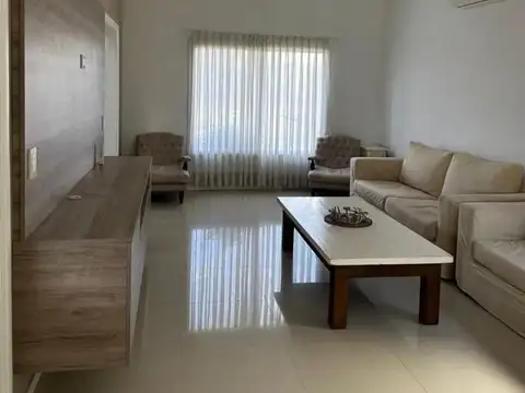 Casa 5 ambientes con 4 baños