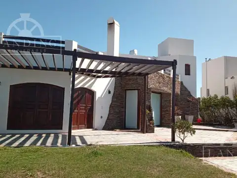 Casa 8 ambientes con 7 baños