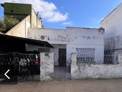 CASA AMERICANA 3 AMB. CON COCHERA JARDIN AL FRENTE Y PATIO