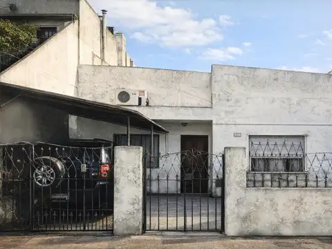 CASA AMERICANA 3 AMB. CON COCHERA JARDIN AL FRENTE Y PATIO