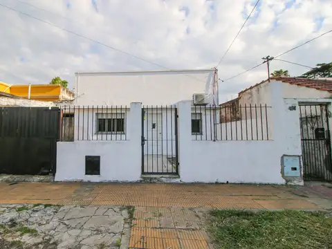 - CASA 4 AMBIENTES CON JARDIN Y PATIO - OPORTUNIDA