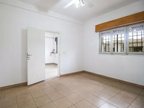 - CASA 4 AMBIENTES CON JARDIN Y PATIO - OPORTUNIDA