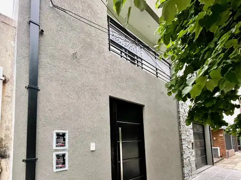 ALQUILER - DEPARTAMENTO TIPO CASA EN PLANTA ALTA - VILLA SARMIENTO - MORON