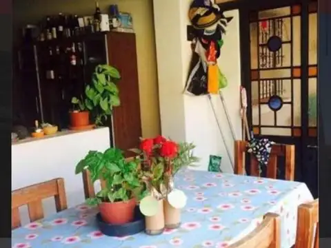 CASA 3 AMBIENTES CON COCHERA