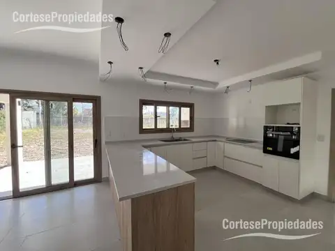 Casa 4 ambientes con 2 baños