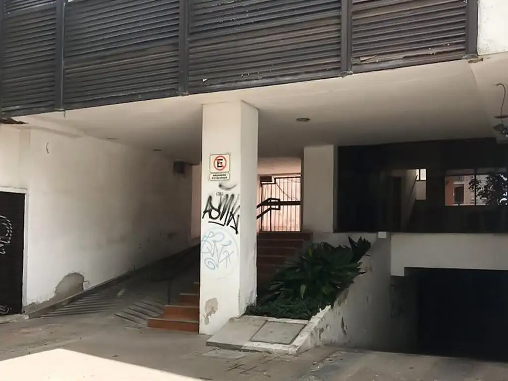 6 1300, Piso PB