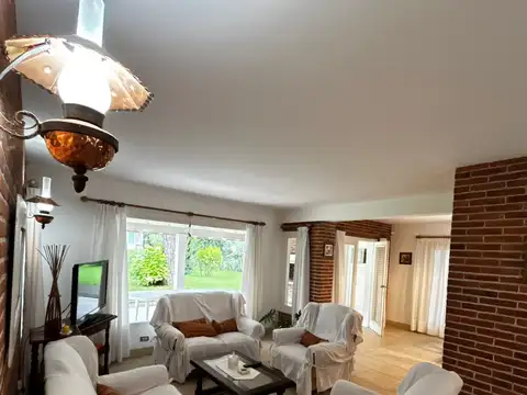 Casa 5 ambientes con 4 baños