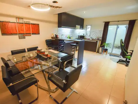 VENTA CASA DOS DORMITORIOS Y COCHERA