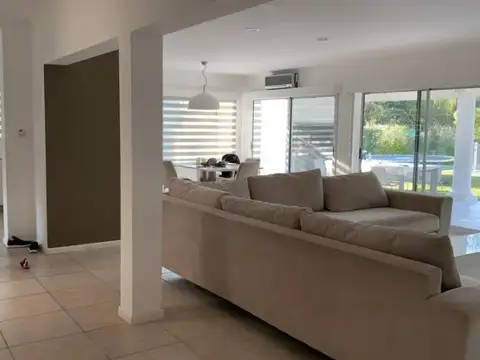 Casa 5 ambientes con 4 baños