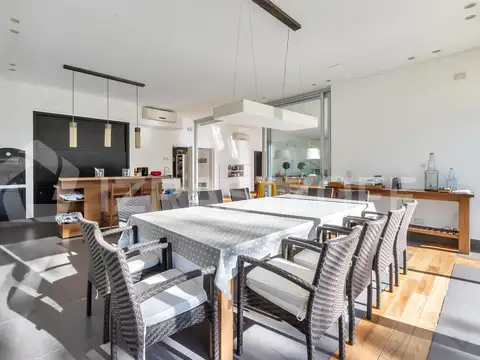 Casa en Venta con 5 cocheras